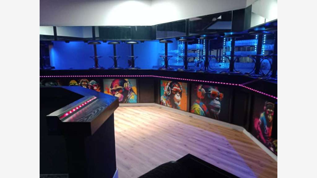 A vendre murs commerciaux établissement de nuit 49