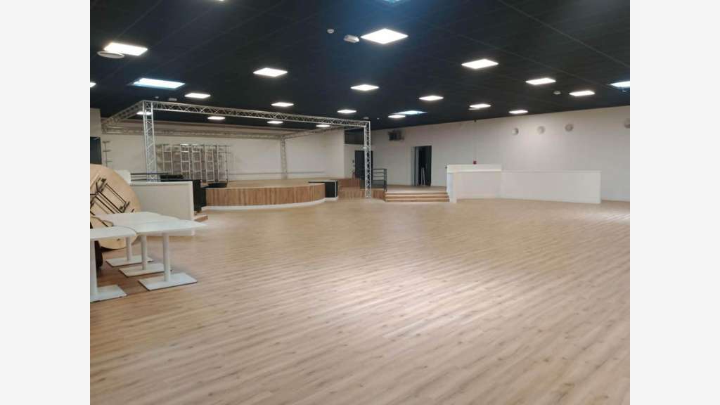 A vendre murs commerciaux établissement de nuit 49