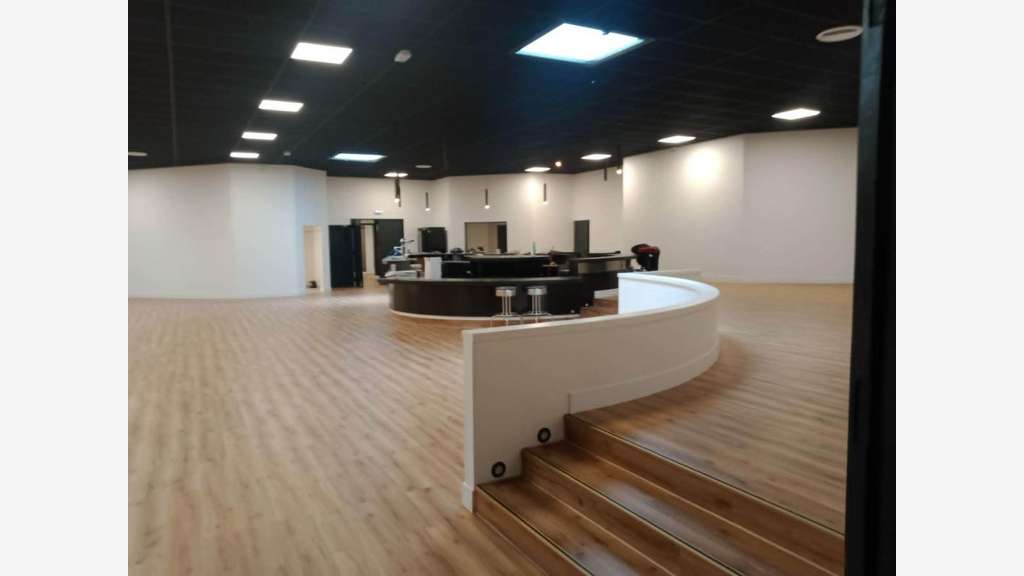 A vendre murs commerciaux établissement de nuit 49