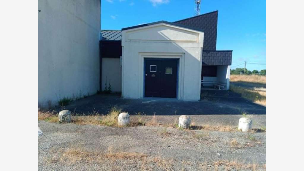 A vendre murs commerciaux établissement de nuit 49