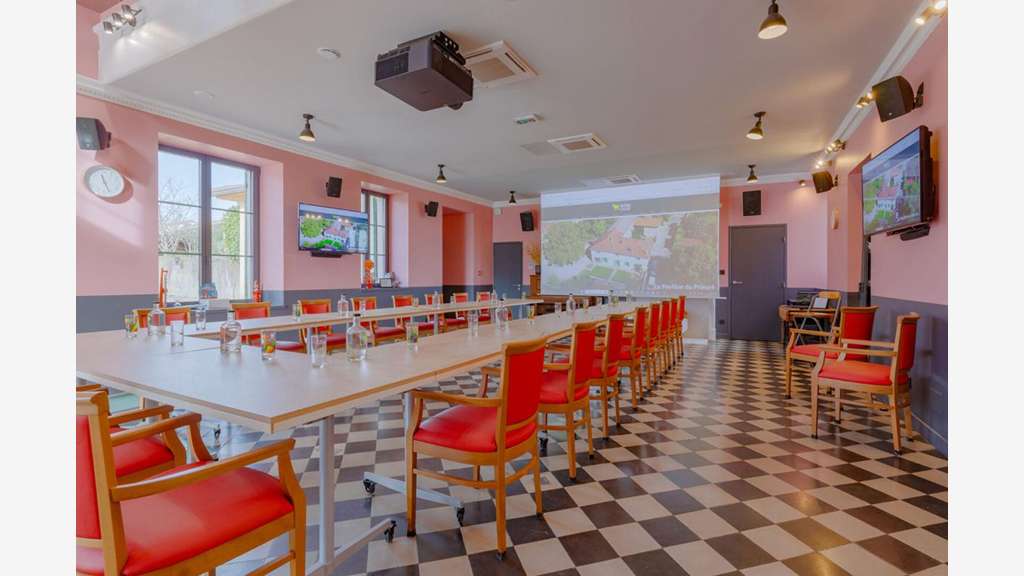 A vendre murs commerciaux 188m² terrain à Genas 