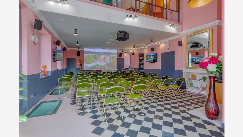 A vendre murs commerciaux 188m² terrain à Genas 