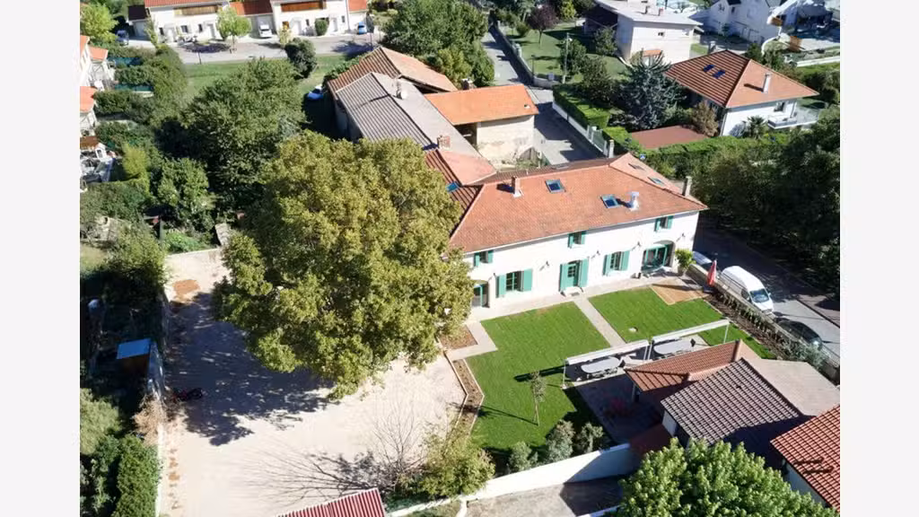A vendre murs commerciaux 188m² terrain à Genas 