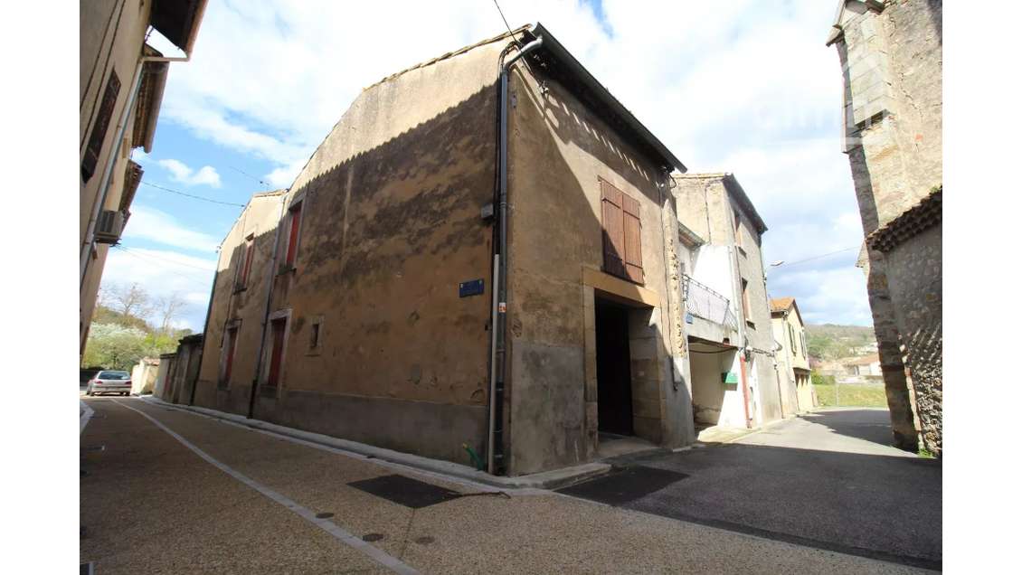 A vendre un garage sur deux niveaux idéalement pla