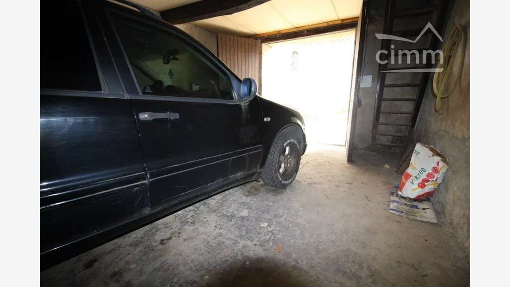 A vendre garage sur deux niveaux à Couiza