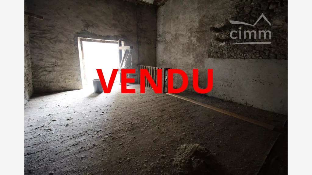 A vendre garage sur deux niveaux à Couiza
