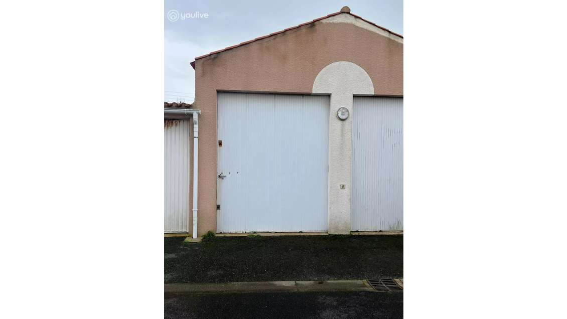 Vente garage avec mezzanine en impasse aux Sables