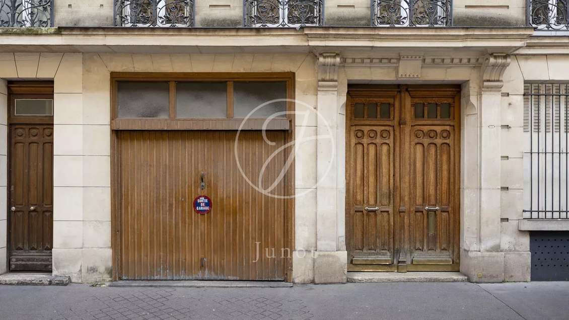 Garage Paris 17e Place Wagram / Juliette Lamberr