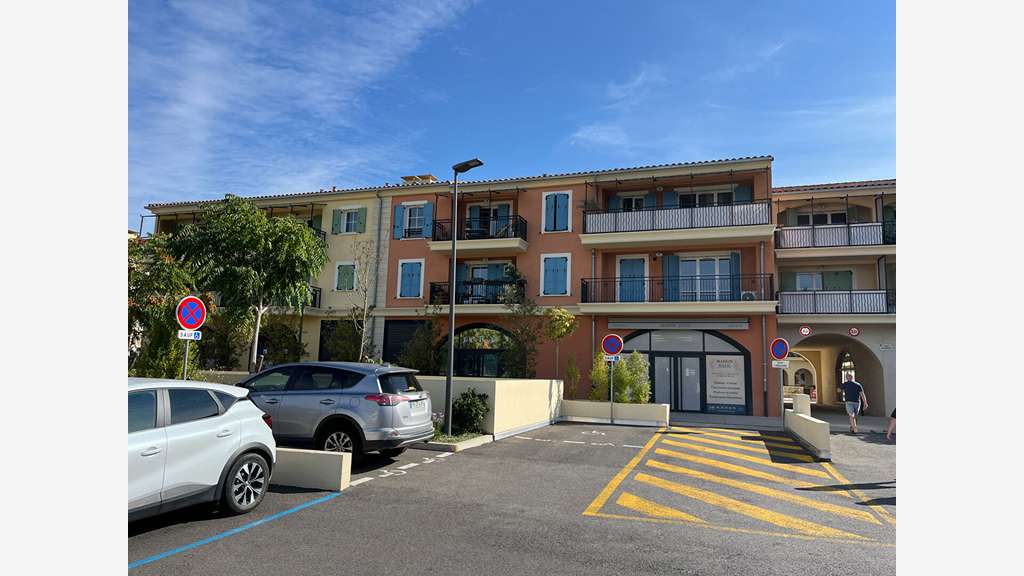 2 Parkings 13.3m² Roquefort Les Pins centre