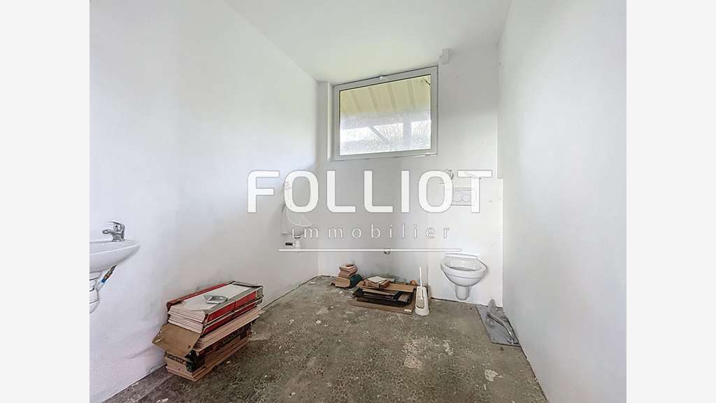 A vendre local de 135m² à Saint Denis Le Gast
