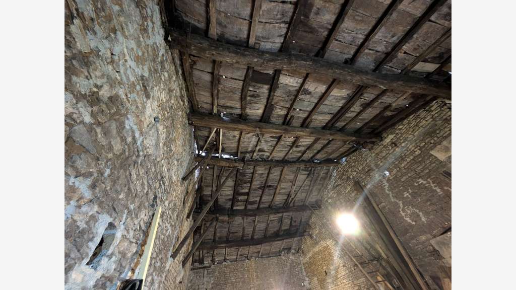AV grand garage chai en pierre 72m² Saint-Hilaire