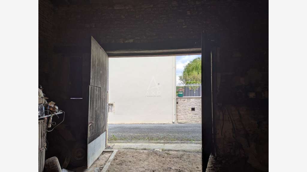 AV grand garage chai en pierre 72m² Saint-Hilaire
