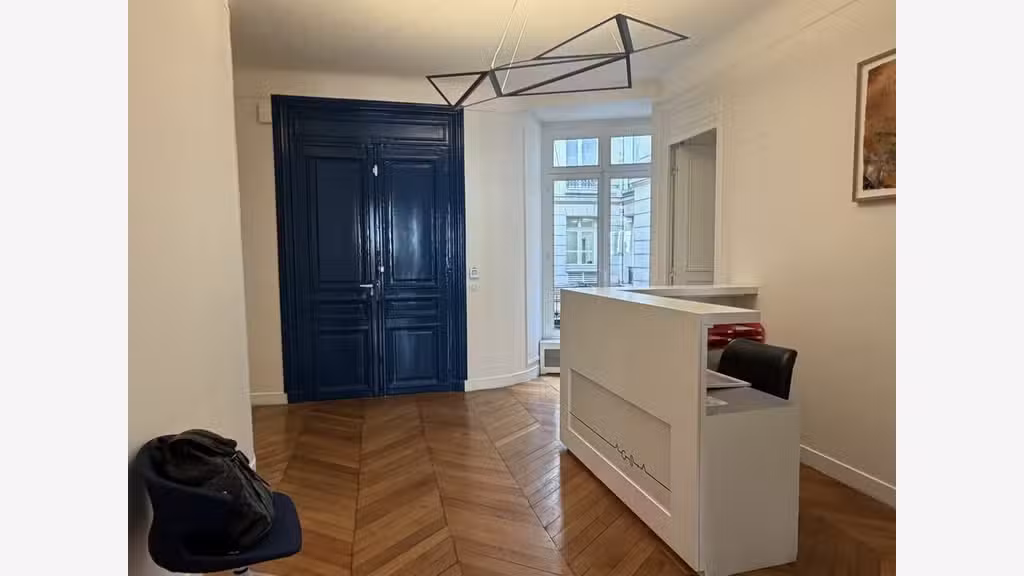 Plateau de bureaux 234m² R+1 à vendre à Paris 8e