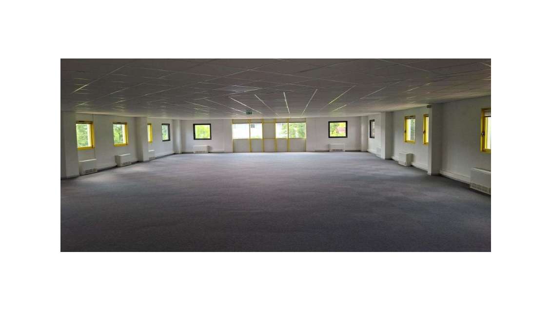 A louer bureaux de 285m² au 2ème étage à Aubière