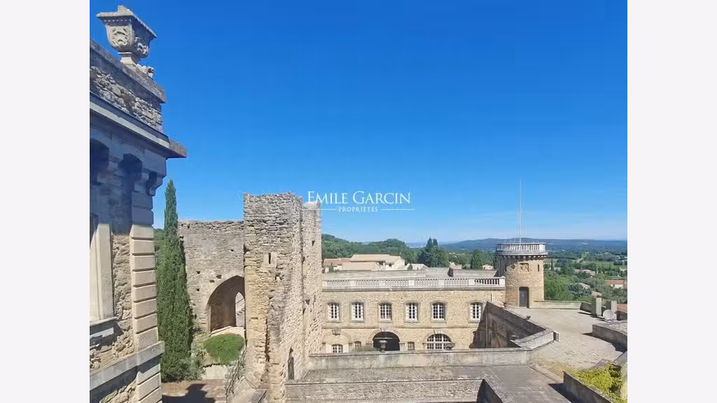 Vente château d'exception 10ha en Drôme provençale