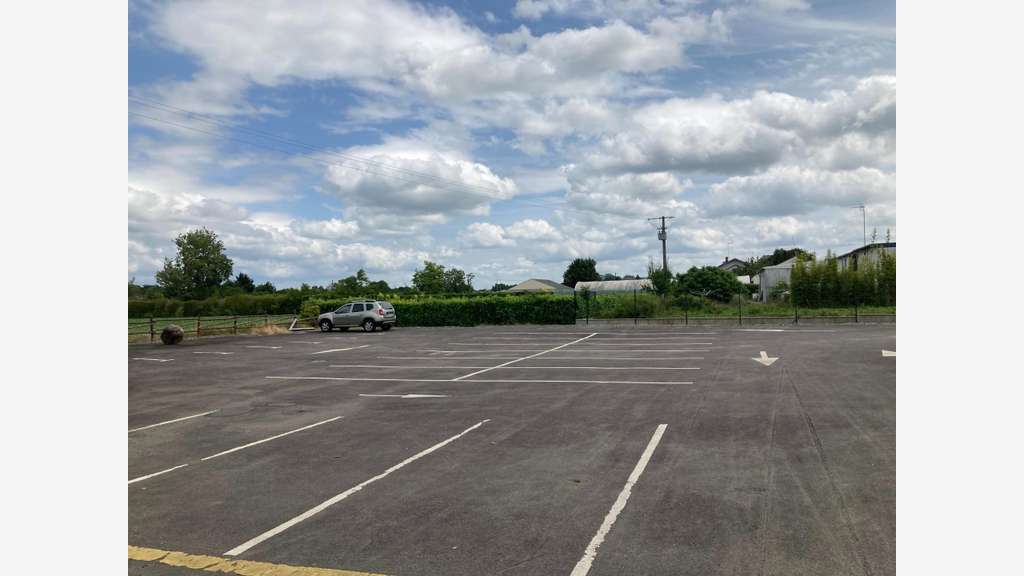 A vendre murs de 1600m² Saint-Hilaire-Du-Harcouet