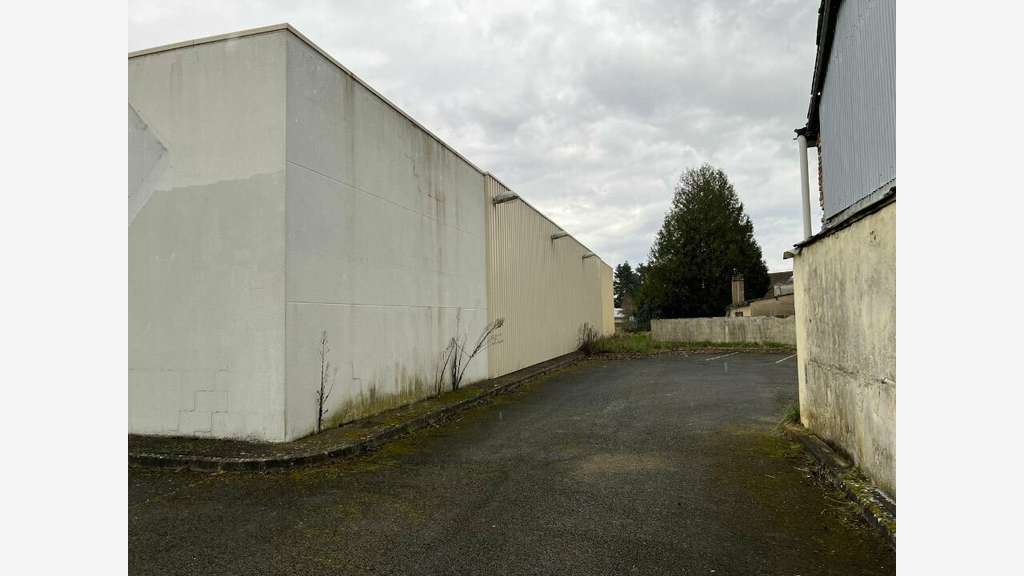 Local commercial 1061m² à vendre/à louer Sarthe