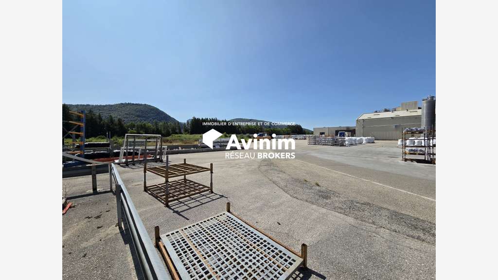 AV site industriel 8900m² à Montréal-la-Cluse