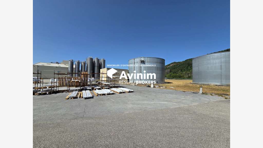 AV site industriel 8900m² à Montréal-la-Cluse