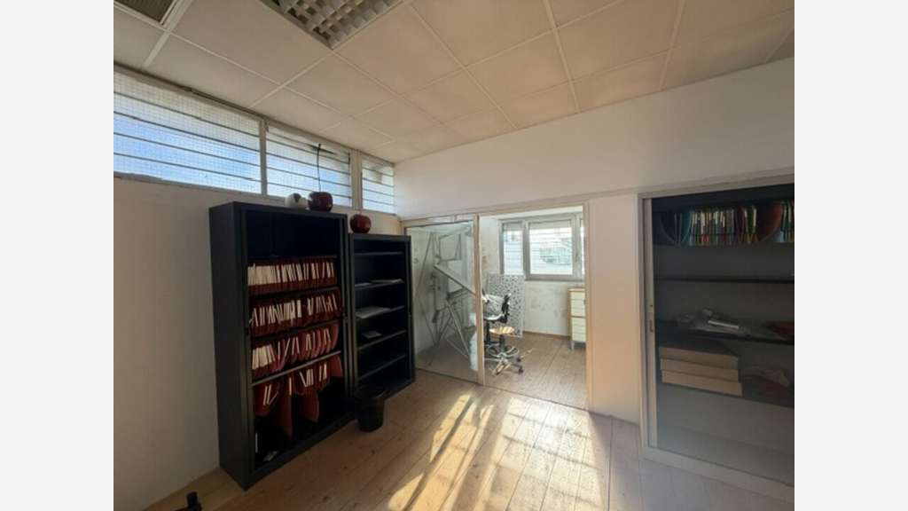 TERRAIN AVEC BATIMENT A LA VENTE - FABREGUES