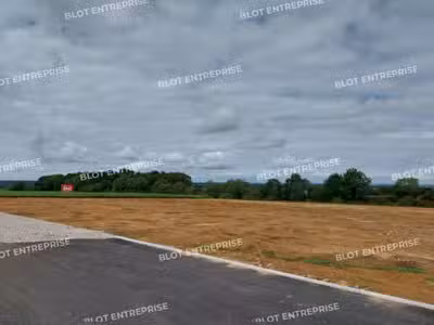 A vendre terrain 12926m² en ZI à Saint Allouestre