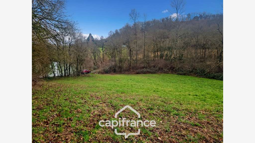 Prairie, terrain de 2.3 hectares avec source