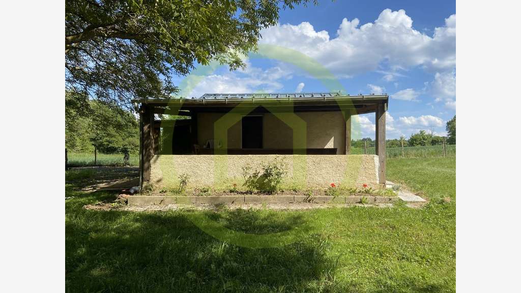 Maisonnette avec terrasse couverte en bord d'etang