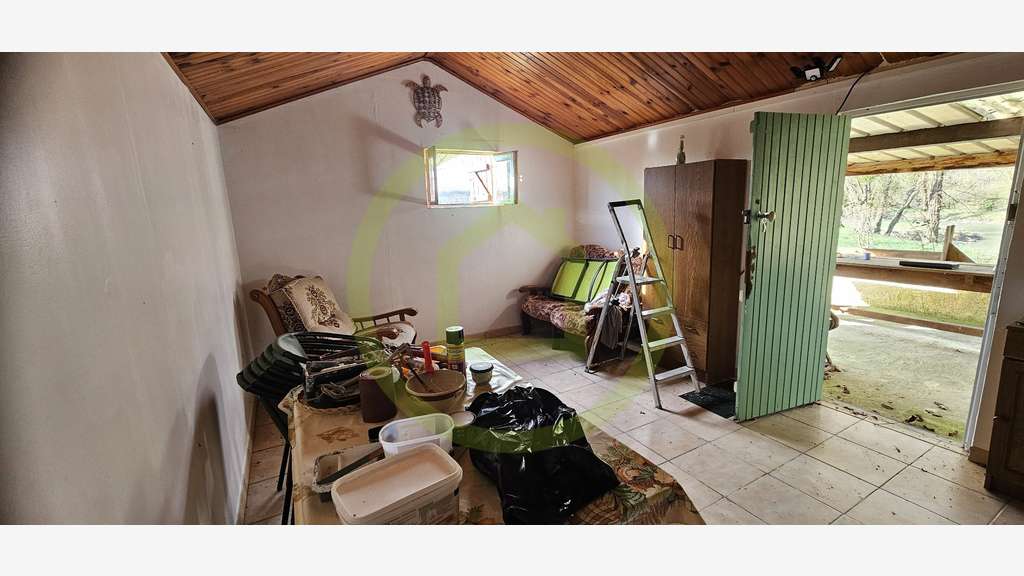 Maisonnette avec terrasse couverte en bord d'etang