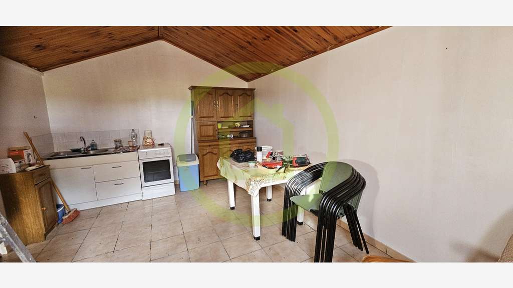 Maisonnette avec terrasse couverte en bord d'etang