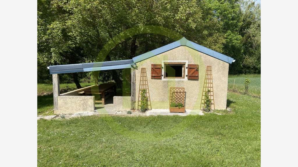 Maisonnette avec terrasse couverte en bord d'etang