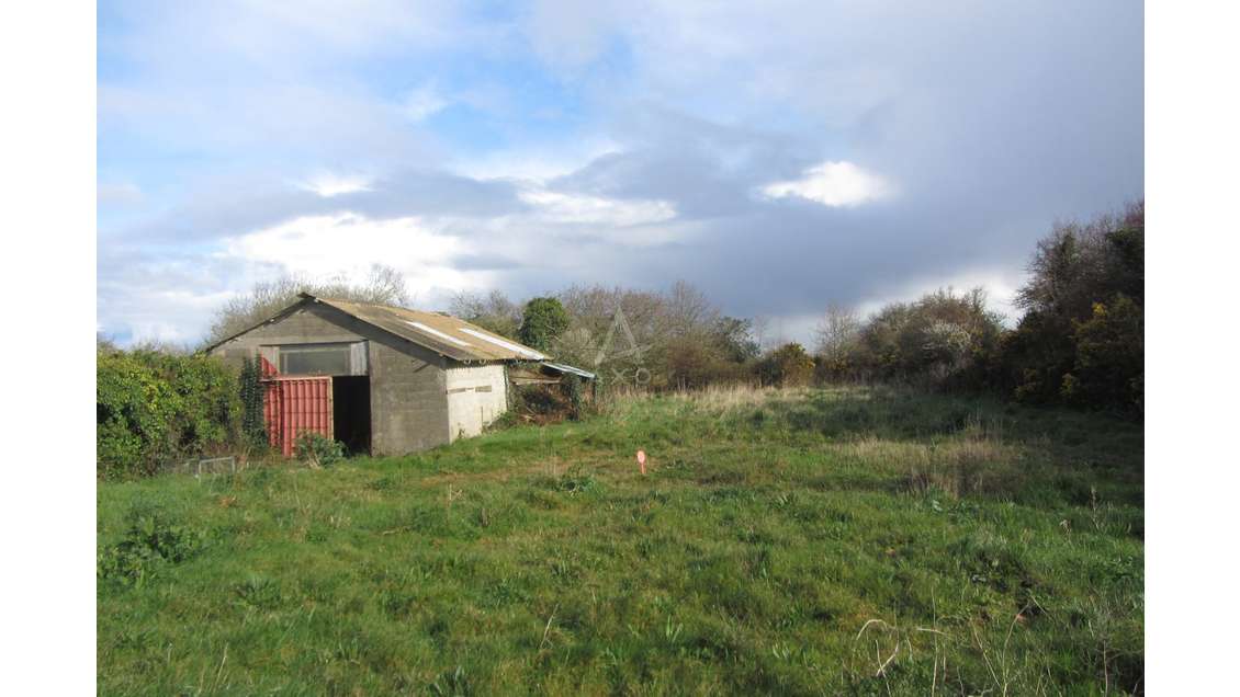 Grand terrain plat à vendre à Crozon