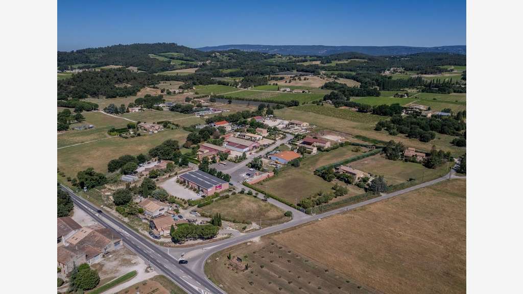 A vendre terrains industriels 1605 à 4680m² Goult