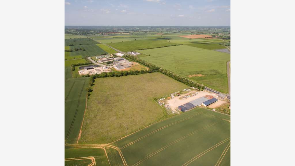 Vente terrain industriel de 5,6ha à Montgivray