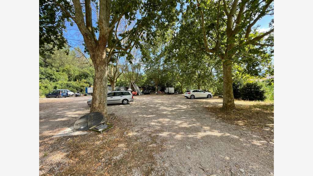 PEGOMAS TERRAIN NON CONSTRUCTIBLE 8136 M2 AVEC 2 S