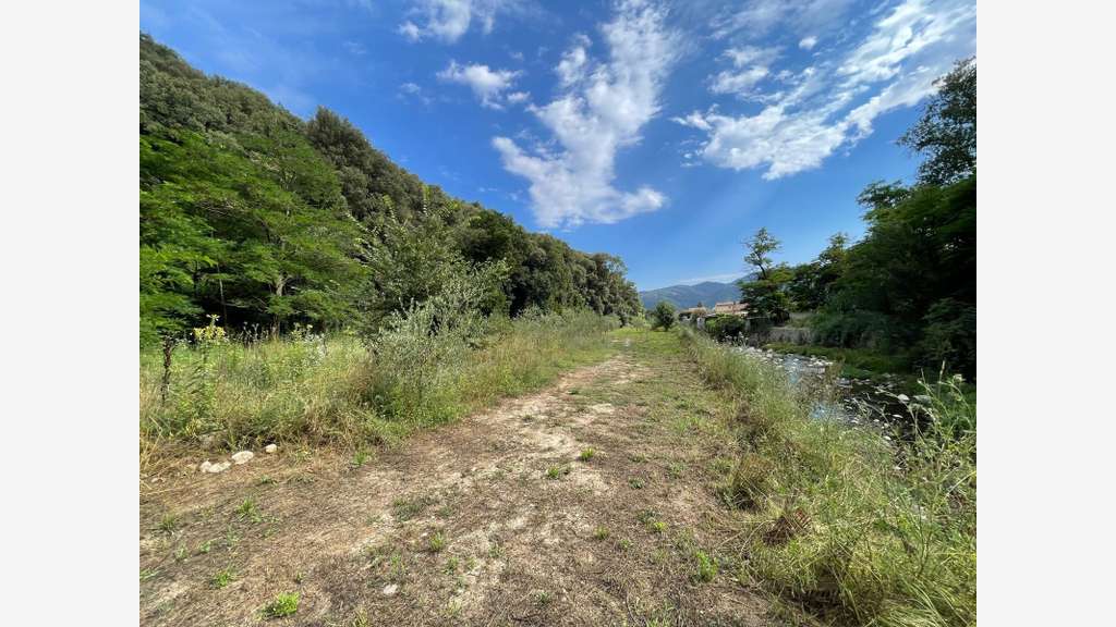 PEGOMAS TERRAIN NON CONSTRUCTIBLE 8136 M2 AVEC 2 S