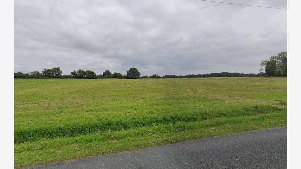 Terrain de 10000 à 18000m²  St Georges sur la Prée