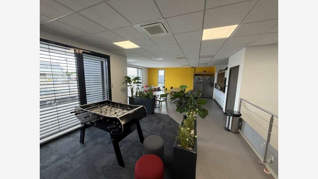 Très beaux locaux 2782m² à vendre à Montélier