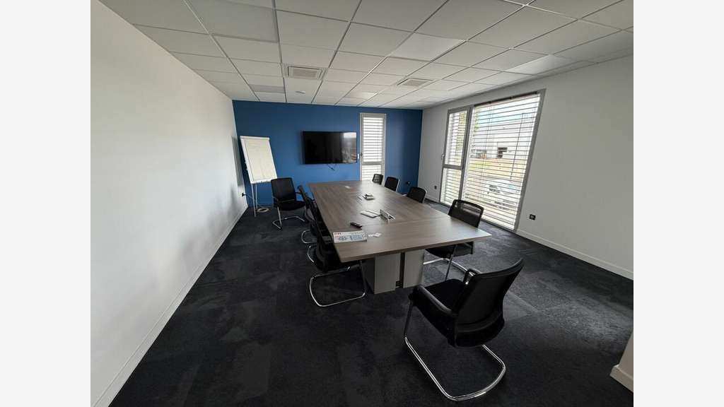 Très beaux locaux 2782m² à vendre à Montélier