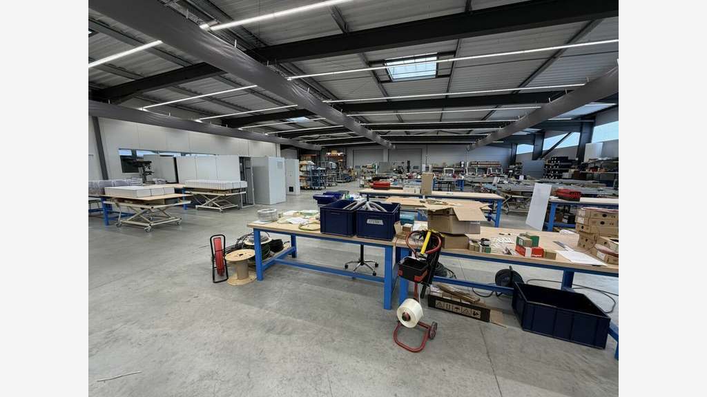 Très beaux locaux 2782m² à vendre à Montélier