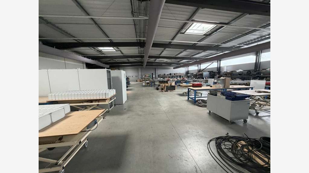 Très beaux locaux 2782m² à vendre à Montélier