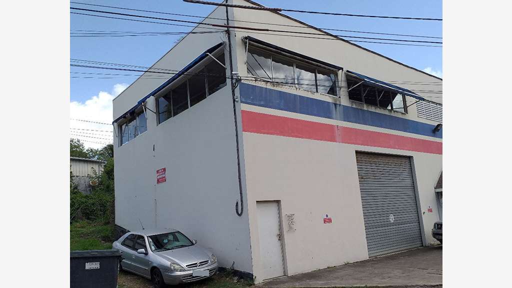 A louer entrepôt et bureaux de 230m² en Martinique