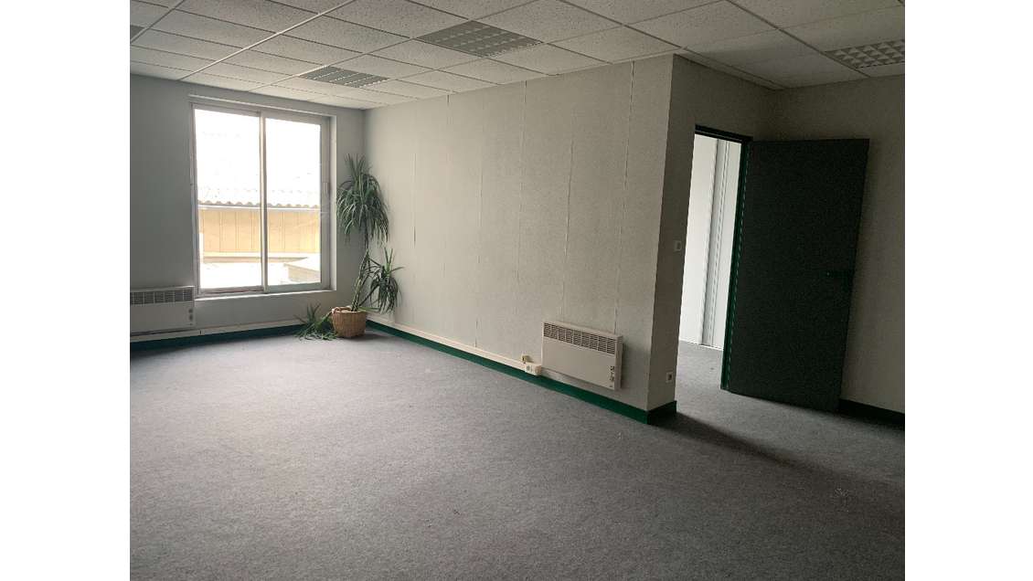 Loue bâtiment activité 3017m² à Angers Nord Est