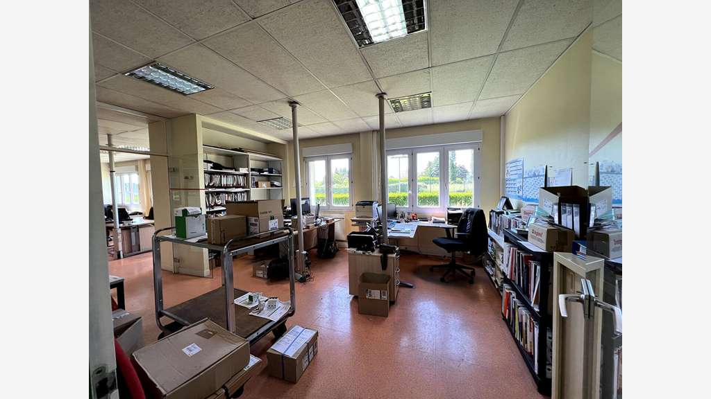 A louer bâtiment activité 1060m² forte visibilité