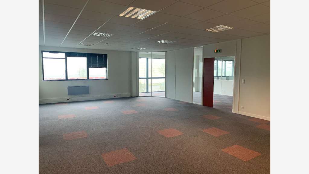 Loue bâtiment d'activité de 4075m² en ZAI à Cholet