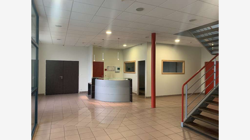Loue bâtiment d'activité de 4075m² en ZAI à Cholet