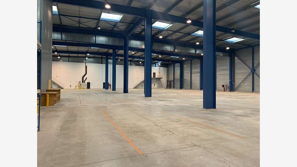 Loue bâtiment d'activité de 4075m² en ZAI à Cholet
