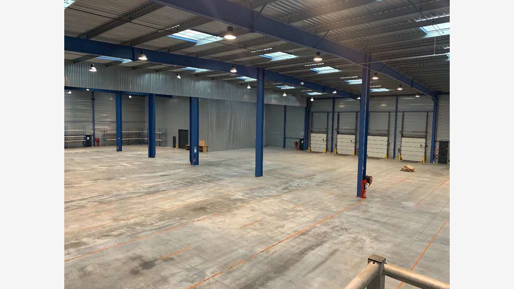 Loue bâtiment d'activité de 4075m² en ZAI à Cholet