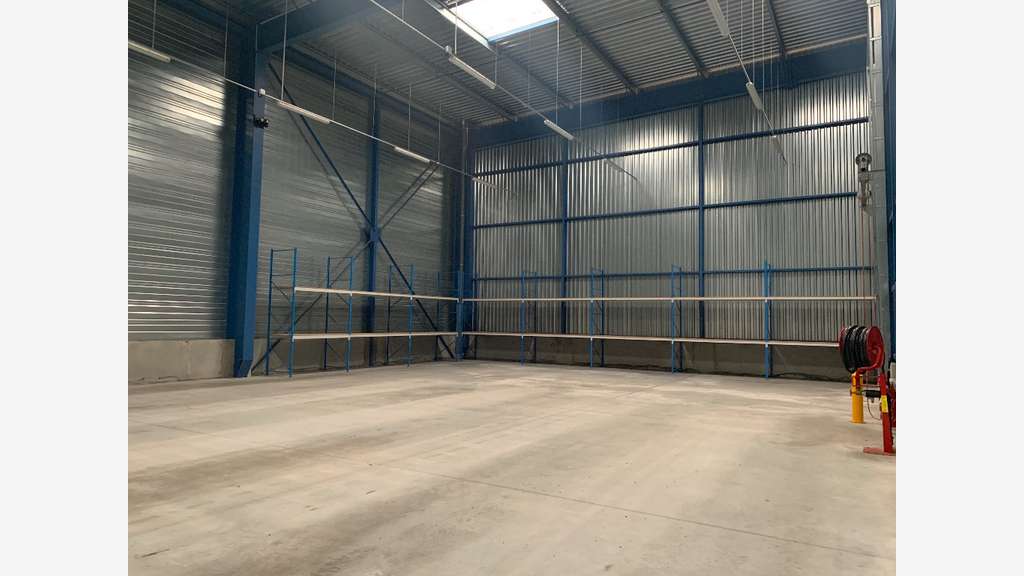 Loue bâtiment d'activité de 4075m² en ZAI à Cholet