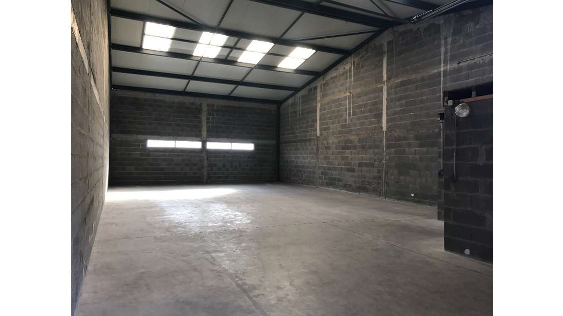 Loue bâtiment isolé 200m² à Angers