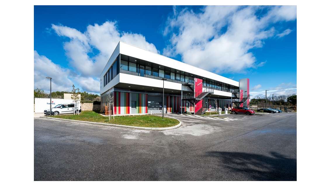 À louer bâtiment tertiaire de 3000m² à Codolet